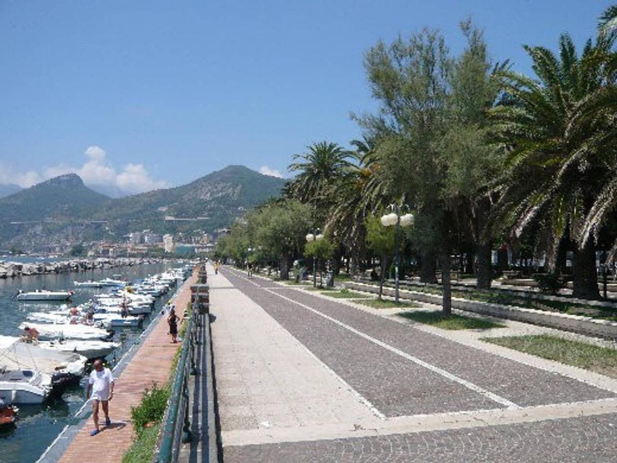 Il Sorriso Bed & Breakfast Salerno Bagian luar foto